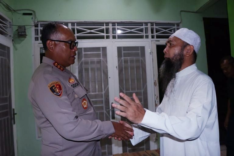 Kunjungi Pesantren Putri Tahfidzul Qur’an Ummahat, Kombes Gidion Didoakan Santri jadi Pemimpin Amanah