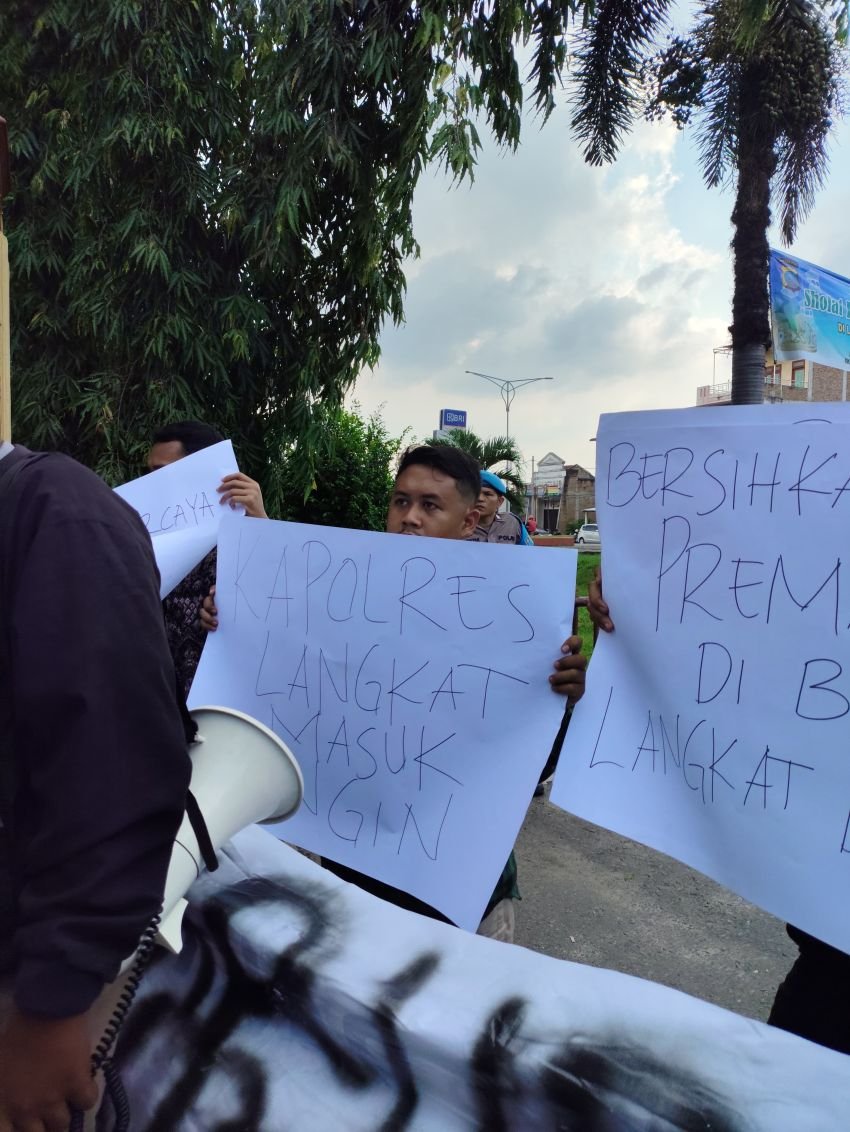 HMI Cabang Langkat Demo di Polda Sumut: Tangkap Semua Pelaku Persekusi di Es Kristal Langkat