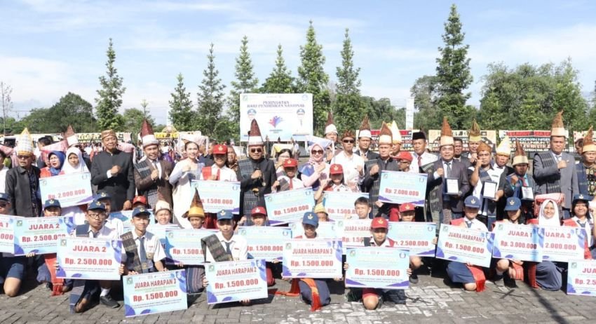 Pemkab Simalungun Gelar Upacara Peringatan Hardiknas Tahun 2025