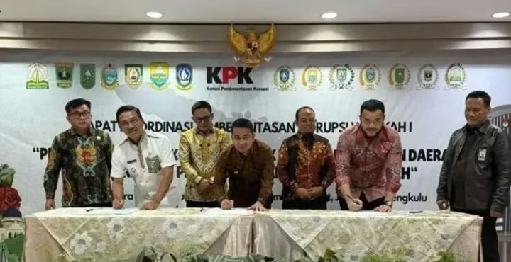 Wali Kota Solok Ramadhani Kirana Putra Tandatangani Kerja Sama Antikorupsi di gedung KPK RI.