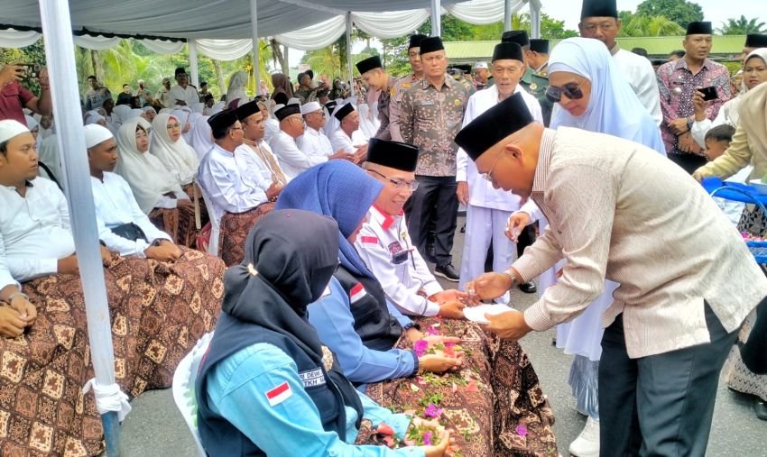Bupati Simalungun Tepung Tawari Jamaah Calhaj dan Berikan Uang Saku