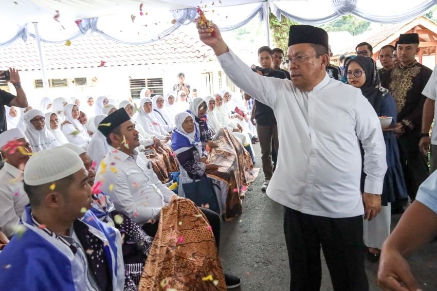 Wali Kota dan sejumlah unsur Forkopimda menepung-tawari Jamaah Calon Haji/Hajjah Kota Pematangsiantar Tahun 1446 H/2025 M