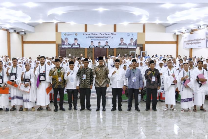 Lepas 239 Jemaah Calon Haji Asal Medan, Rico Waas: Jaga Kesehatan dan Fokus Jalankan Ibadah