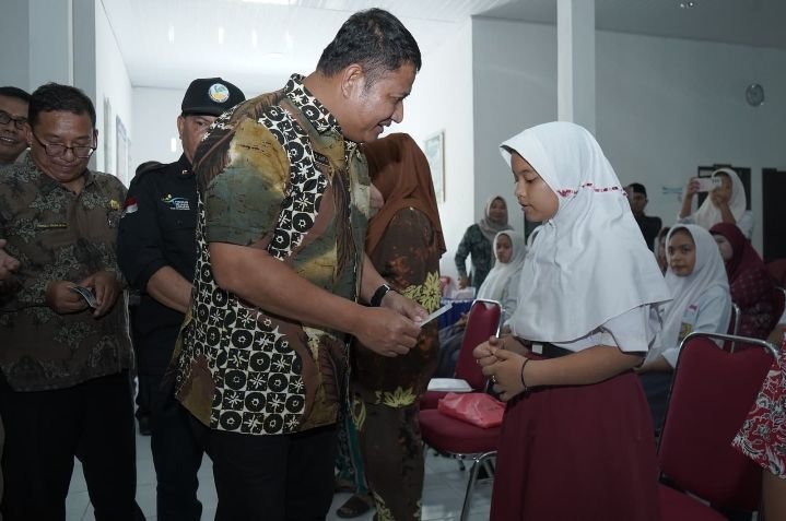 Wabup Asahan Serahkan Kartu BPJS Gratis dan KIP di 4 Kecamatan