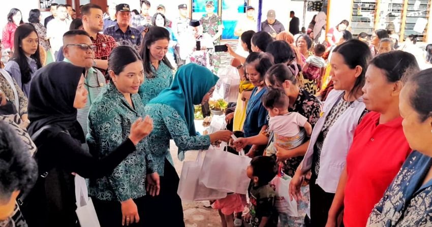 Tinjau Pelaksanaan Giat Posyandu, Ny. Darmawati Anton Achmad Saragih Motivasi Kader Posyandu Agar Tetap Semangat Memberikan Pelayanan