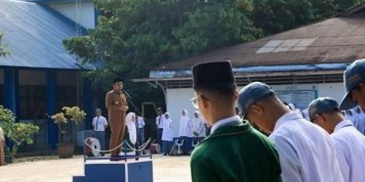 Wali Kota Solok Dr. Ramadhani Kirana Putra Menjadi Pembina Upacara Bendera di SMA Negeri 1 Kota Solok