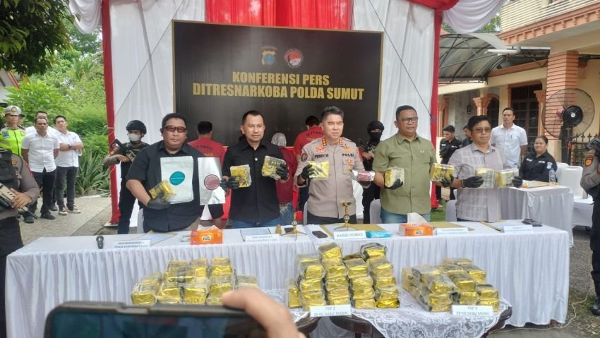 Ditres Narkoba Polda Sumut bersama Polda Sumsel Ungkap Peredaran Narkoba, 100 Kg Sabu di Sita & 4 Tsk & 2 Pasutri Diamankan.