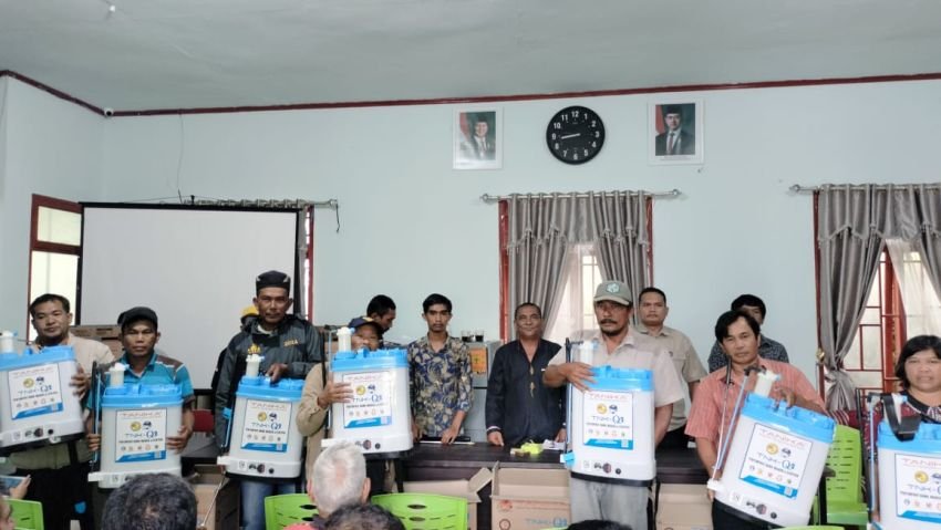Kepala Desa Traju Kecamatan Siempat Rube Menyerahkan Pompa Electrik 140 Buah Kepada Masyarakat