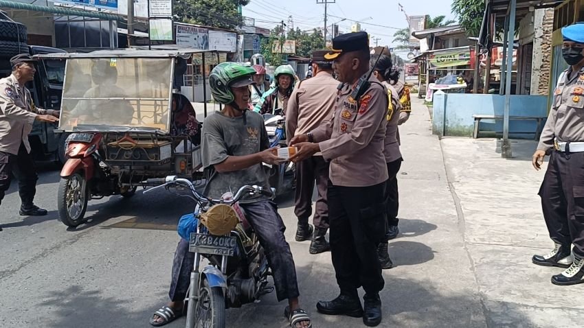 Dipimpin Kompol Daulat Simamora, Polsek Patumbak "Jumat Barokah" Berbagi Kepada Masyarakat