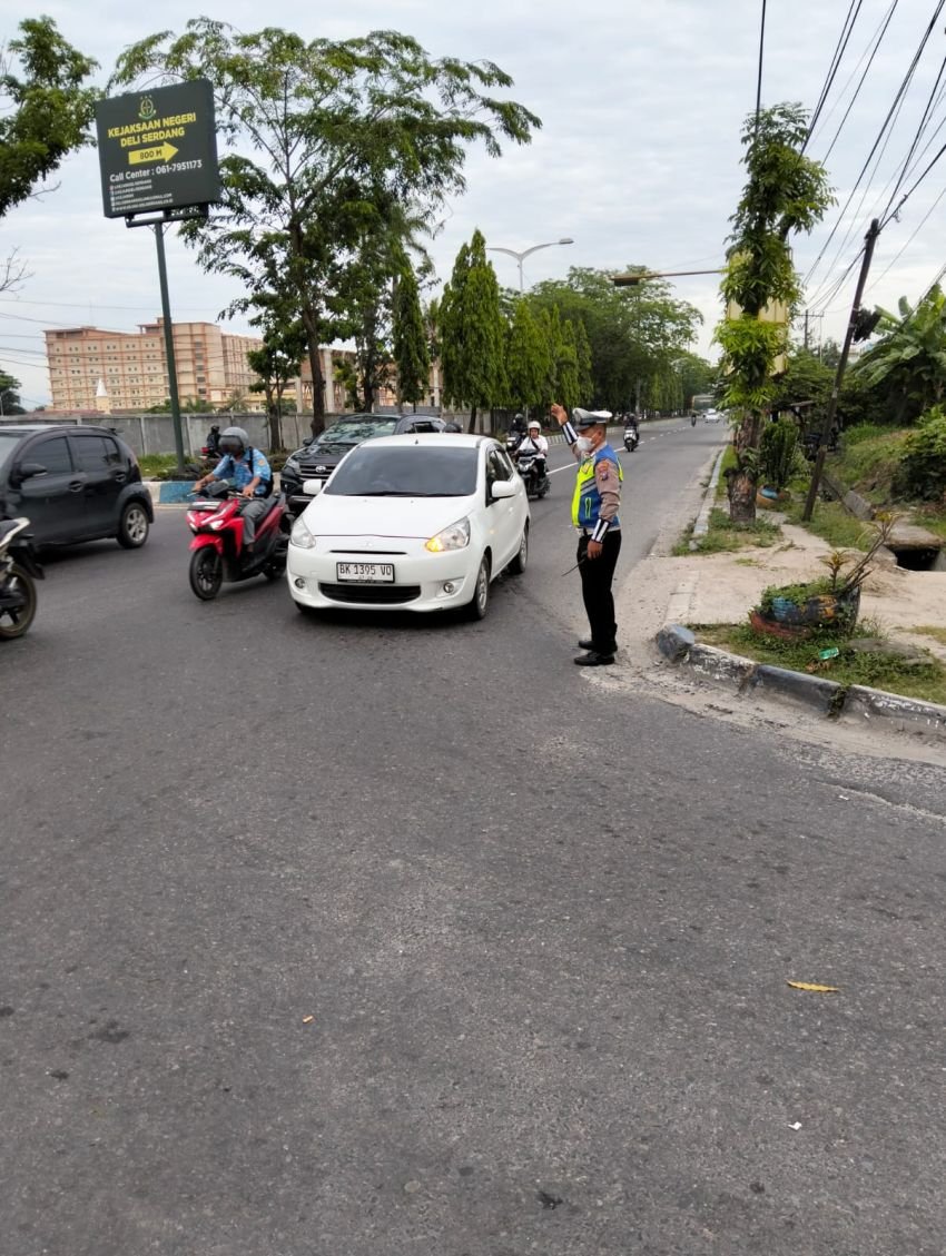 Polresta Deli Serdang Dan Polsek Jajaran Rutin Laksanakan Pengaturan Lalu Lintas Di Pagi Hari