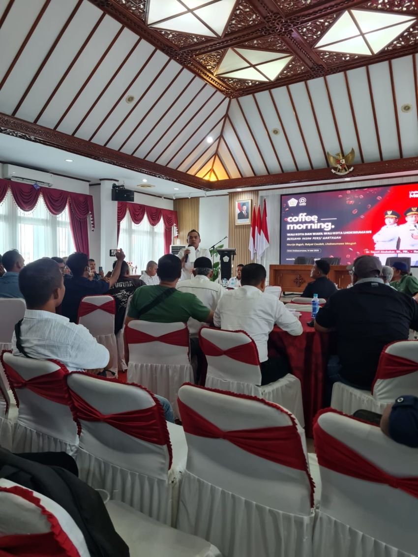 Walikota Lhokseumawe coffee morning dengan wartawan dikantor walikota.
