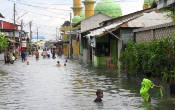 Mobil Rombongan Anggota DPRD Medan Mogok Diterjang Banjir Rob di Belawan