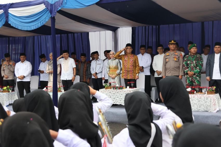 Gus Irawan di Sambut Ribuan Masyarakat Sipagimbar saat Pawai Ta'aruf MTQ Ke - 57 di SDH Tapsel