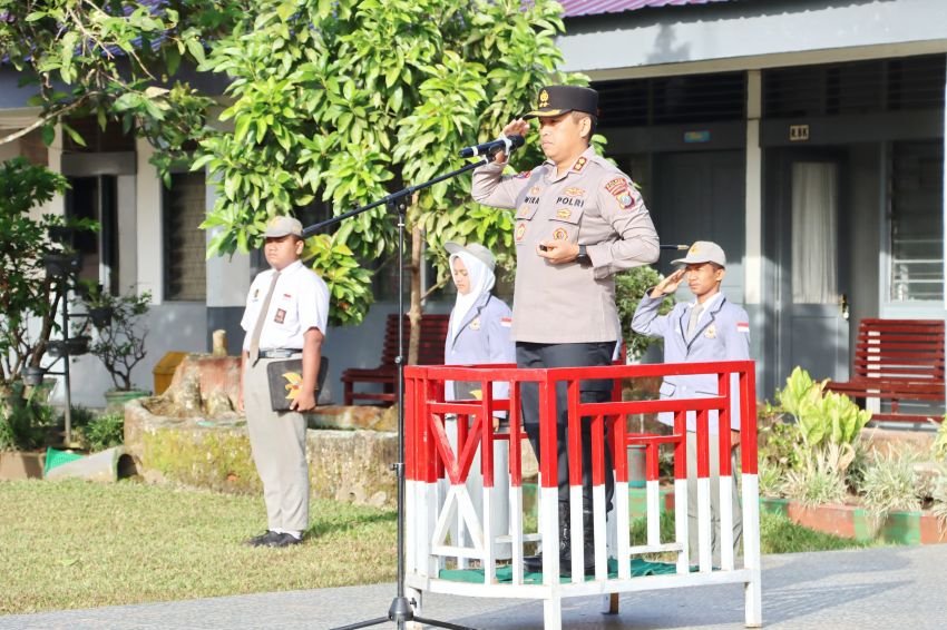 Kapolres Padangsidimpuan Jadi Pembina Upacara di SMA N 3,AKBP Wira Prayatna :Generasi Muda Harus Siap Hadapi Tantangan Global Menuju Emas 2045