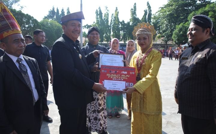 Bupati Gunakan Tanjak Melayu Pimpin Hardiknas di Kabupaten Asahan