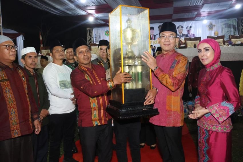 Gus Irawan Pasaribu serahkan Piala kepada Kafilah Sayur Matinggi, Ini Pesan Penting Bupati Tapsel
