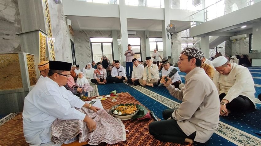 Doa dan Haru Warnai Tasyakuran Keberangkatan Haji Drs. Rivai Nasution, MM di Masjid Quatul Muslimin Medan