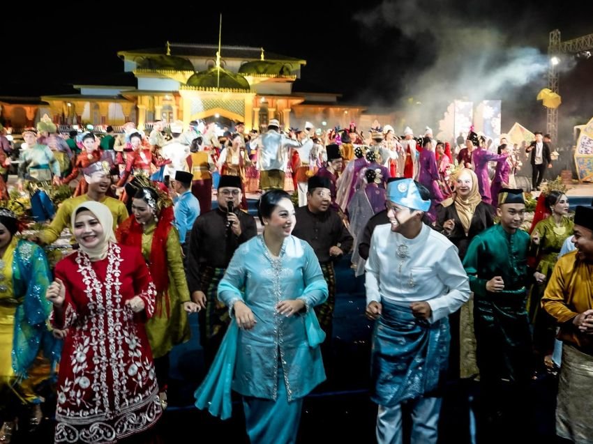 Tutup Gelar Melayu Serumpun, Rico Waas Menari Melayu Bersama Seluruh Pengisi Acara dan Pengunjung