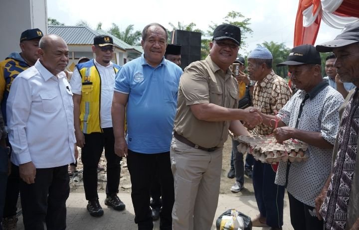 Bupati Asahan dan Wakil Bupati Asahan Serahkan Bantuan dan Tinjau Tanggul Jebol di Desa Sei Dua Hulu