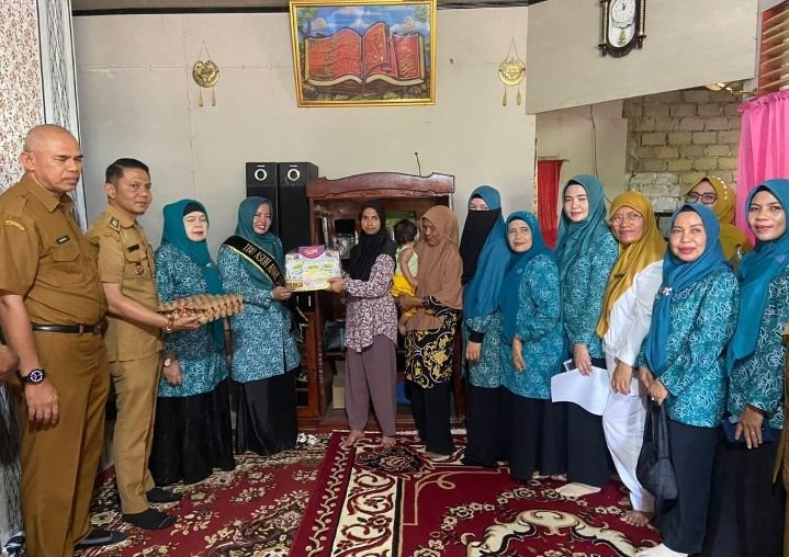 Ketua TP-PKK Kota Solok Serahkan Bantuan Gerakan Orang Tua Asuh Cegah Stunting (GENTING)