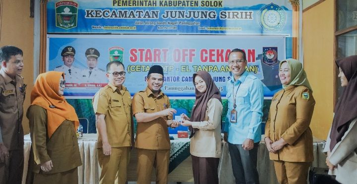 Penyerahan Sertifikat Hak Pakai UPT Pertanian Nagari Aripan oleh Kantor Pertanahan Kab solok ke Pemerintah Kab Solok