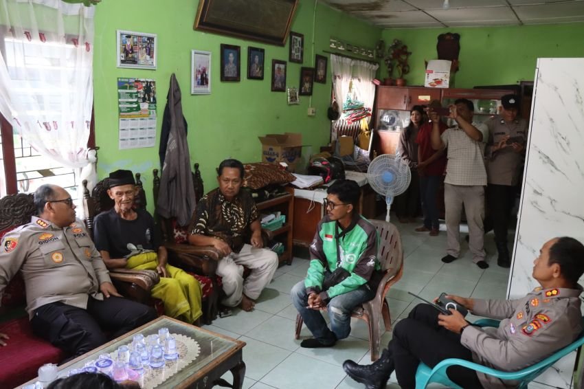Sambangi Rumah Kakek Disabilitas Korban Penipuan dan Pencurian, Ini Pesan Kombes Gidion