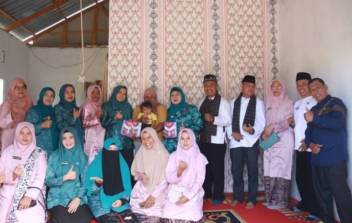 Ketua TP-PKK Kota Solok Serahkan Bantuan Kedua, Gerakan Orang Tua Asuh Cegah Stunting (GENTING)