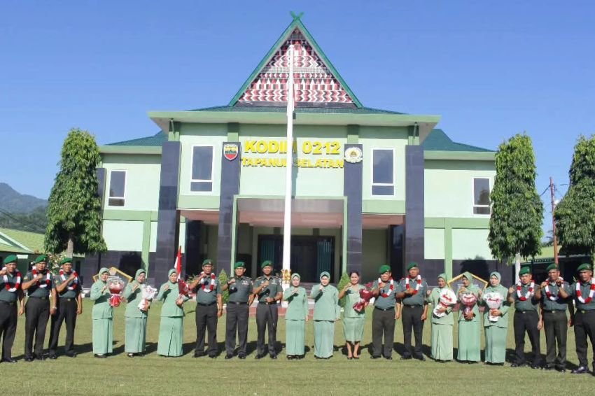 Kodim 0212/Tapsel Gelar Upacara Tradisi Pelepasan Purna Tugas, Ini Pesan Dandim Letkol Arm Delli Yudha Adi Nurcahyo untuk 9 Orang