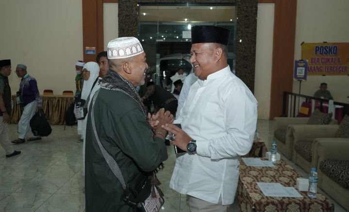 Wakil Bupati Asahan Sambut Kedatangan Jamaah Haji Kloter 15 di Embarkasi Medan