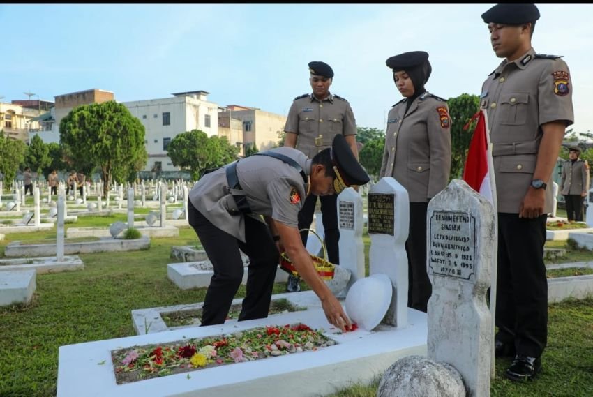Peringati HUT Bhayangkara ke-79, Polda Sumut Ziarah ke Taman Makam Pahlawan Bukit Barisan