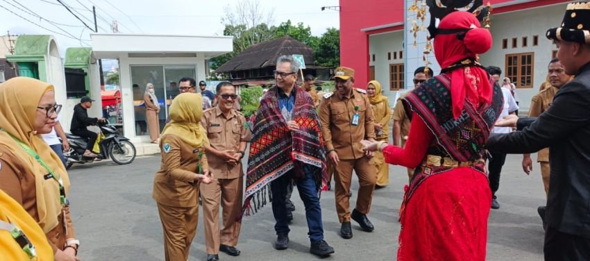 Kunjungi RSUD Padangsidimpuan, Sihar Sitorus Disambut Ulos