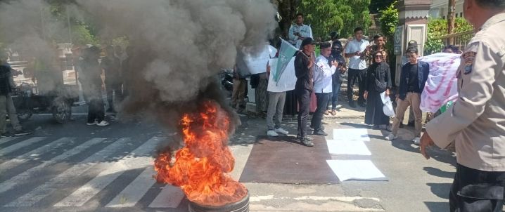 Aliansi Pemuda Dan Masyarakat Gelar Aksi Demo 100 Hari Kerja Wali Kota T. Tinggi