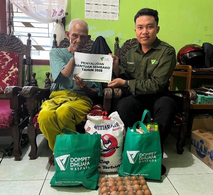 Becak Hilang Digondol Maling, Dompet Dhuafa Waspada Salurkan Bantuan Sembako Untuk Kakek Penarik Betor