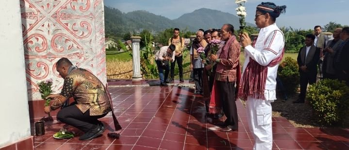 Beautifikasi Makam dan Tugu Raja Sibagot Nipohan Diketuai Bupati Toba Effendi SP Napitupulu