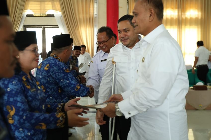 Bupati Bersama Wabup Pakpak Bharat Menyerahkan 156 SK PPPK
