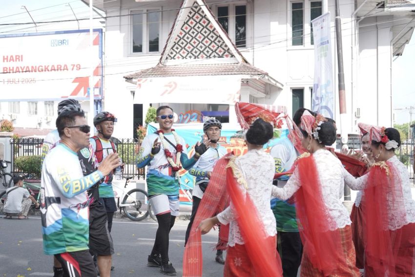 Wali Kota diwakili Sekda menyambut para peserta Geobike Kaldera Toba yang finish di Kota Pematangsiantar