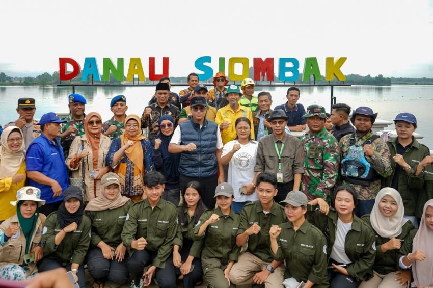 Berperahu Karet Pimpin Pembersihan, Rico Waas: Danau Siombak Indah, namun Tercemar Sampah