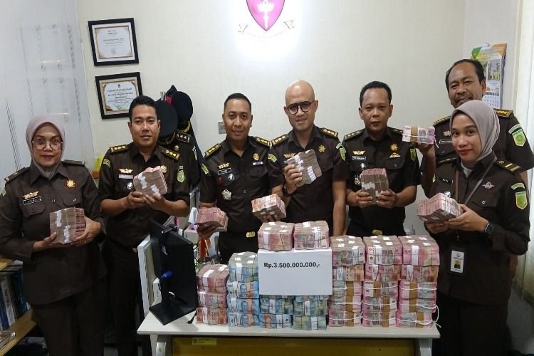 IFS Kembalikan Rp3,5 Miliar Kasus Korupsi Dana Desa 18% di Padangsidimpuan ke Kejati Sumut, Tapi Kerugian Negara Masih Rp6 Miliar