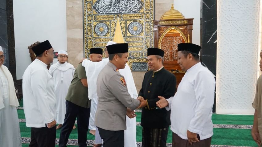 Khidmat dan Penuh Makna, AKBP Wira Prayatna Hadiri Sholat Idul Adha 1446 H di Masjid Al-Abror Padangsidimpuan