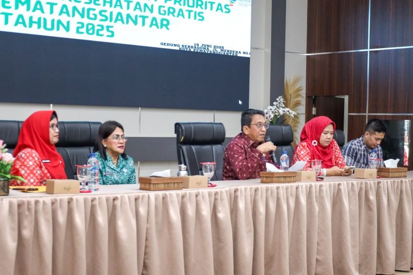 Ketua TP PKK menghadiri acara Gerakan Pengendalian Penyakit Prioritas dan Pemeriksaan Kesehatan Gratis, di Gedung Serbaguna