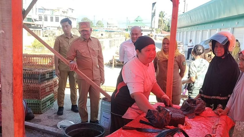 Bupati Madina bersama Kadis Perindag dan PU-PR Turun Langsung ke Pasar Lama, Saipullah Nasution Berdialog dengan Pedagang untuk Pindah