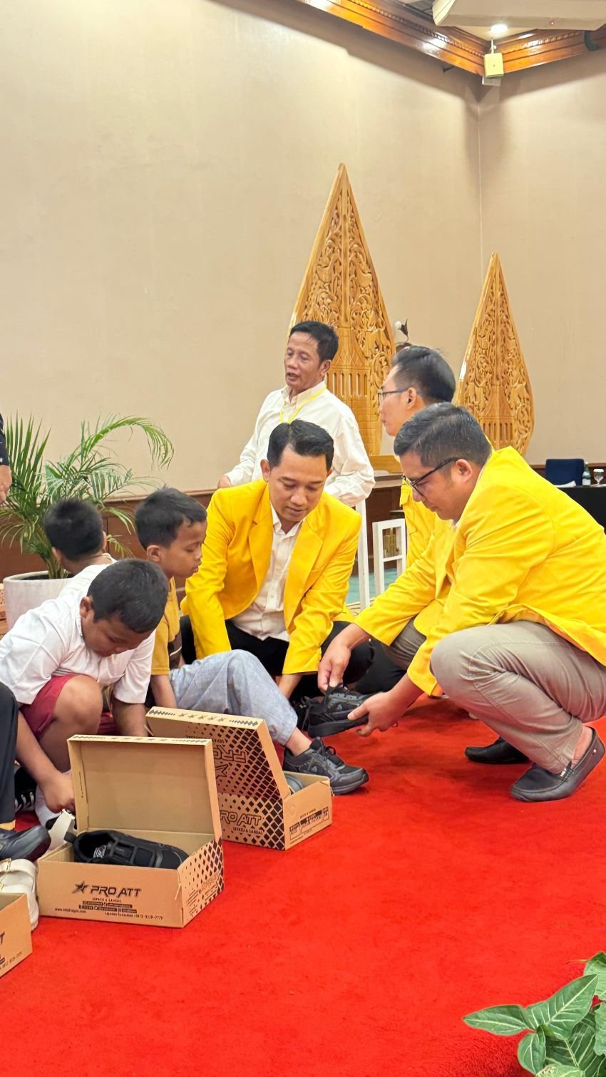 Golkar Berbagi 1.000 Sepatu untuk Anak-anak Sekolah