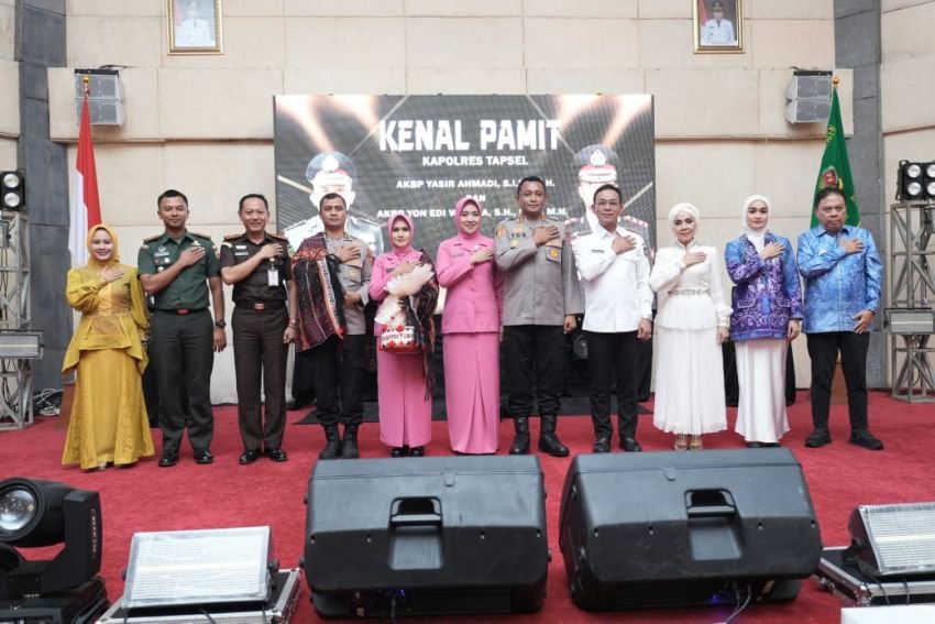 Hangat dan Penuh Haru! Momen Kenal Pamit Kapolres Tapsel: AKBP Yasir Ahmadi Serahkan Tongkat Kepemimpinan ke AKBP Yon Edi Winara