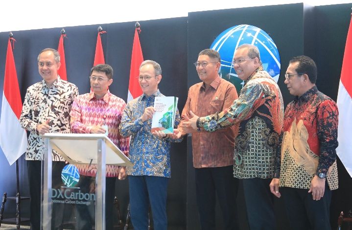 DORONG EKONOMI HIJAU DAN TARGET NET ZERO EMISSION, OJK LUNCURKAN BUKU PERDAGANGAN KARBON BAGI SEKTOR JASA KEUANGAN