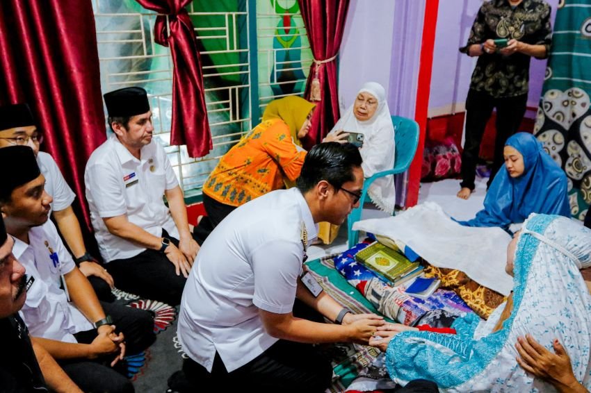 Sampaikan Belasungkawa, Rico Waas Takziah ke Rumah Duka Kepling kelurahan Sei Agul