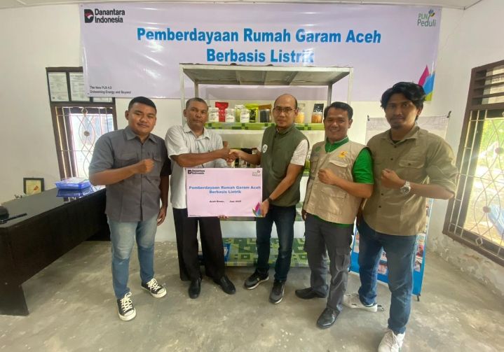 PLN Serahkan Dana TJSL Untuk Pemberdayaan Rumah Garam Aceh Berbasis Listrik