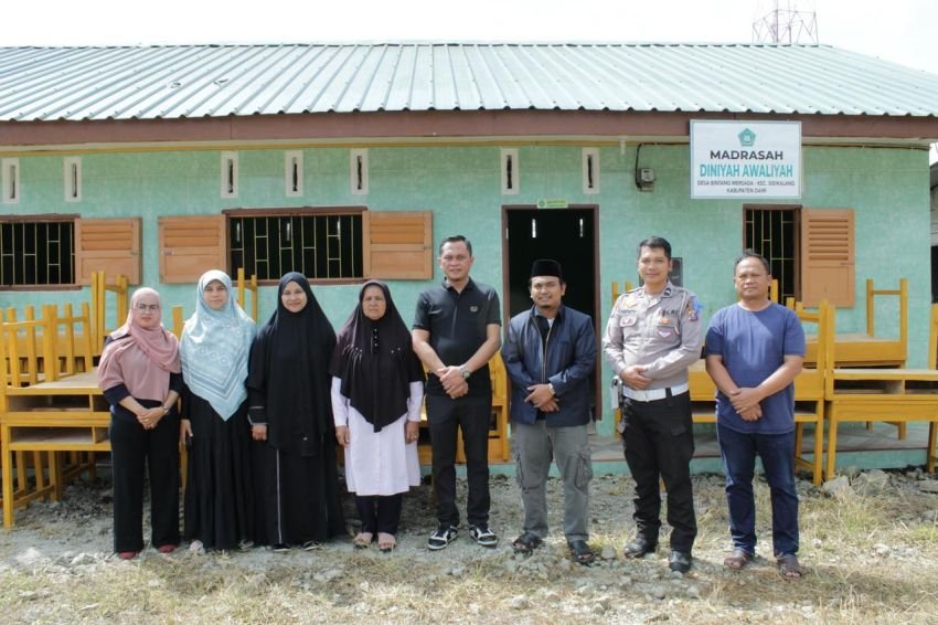 Legislator PDIP Beri Harapan Baru, Bantu Meja dan Kursi ke Madrasah Desa Bintang Mersada