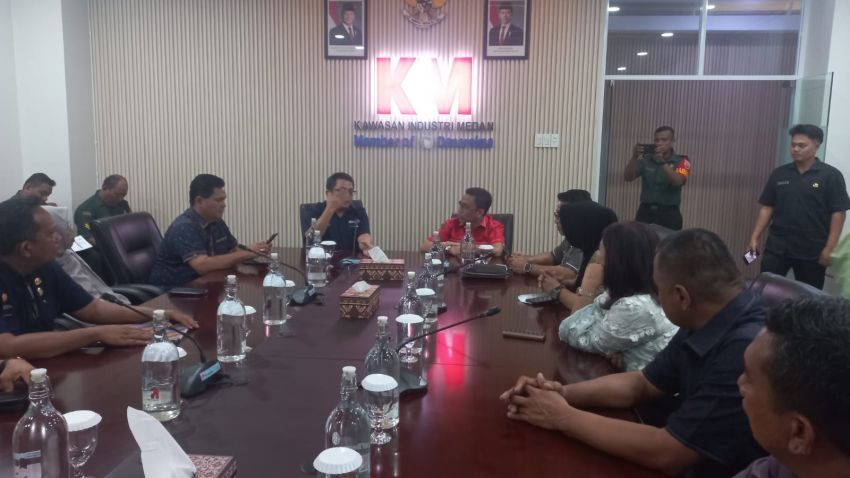 Soal Pendirian Tembok Di Mabar, Komisi 4 DPRD PT KIM Harus Miliki Izin PBG Dan Membuka Akses Jalan Kepada Warga