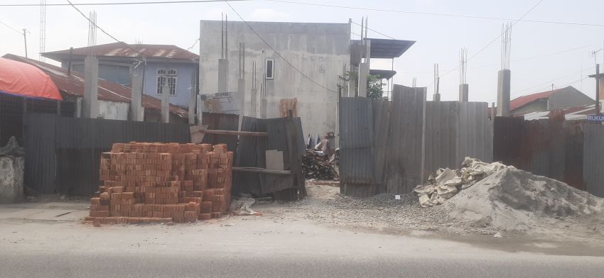Bangunan di Depan Masjid Al-Taqwa Psr I Tengah Marelan Diduga Gunakan Izin PBG Kadaluarsa