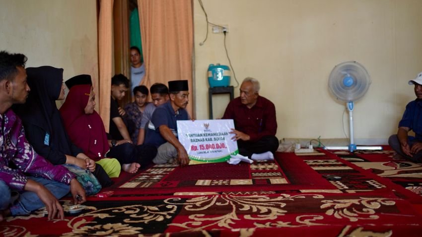 Bupati Solok Beri Bantuan Korban Tabrakan Mobil Damkar di Simpang 5 Laiang